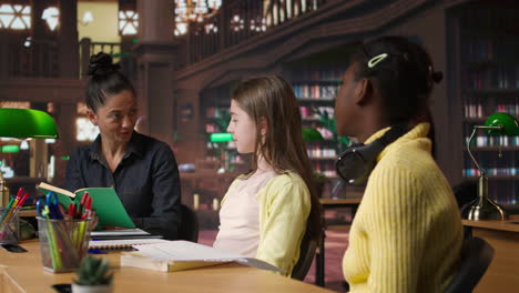 profesor interactuando con los estudiantes en un entorno de biblioteca