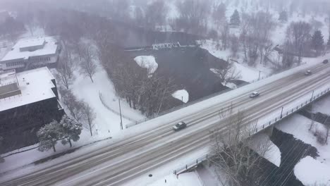vista aérea de los coches que pasan por un puente en la nieve