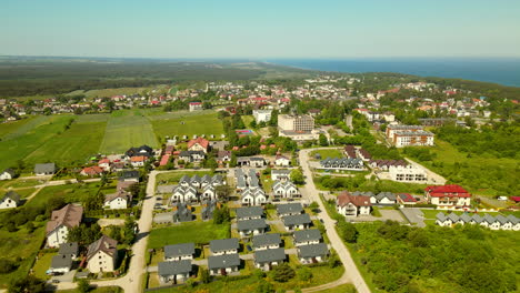 Jastrzebia-Gora,-Beliebter-Ort-Am-Polnischen-Meer,-Ferienort-Für-Touristen,-Antenne