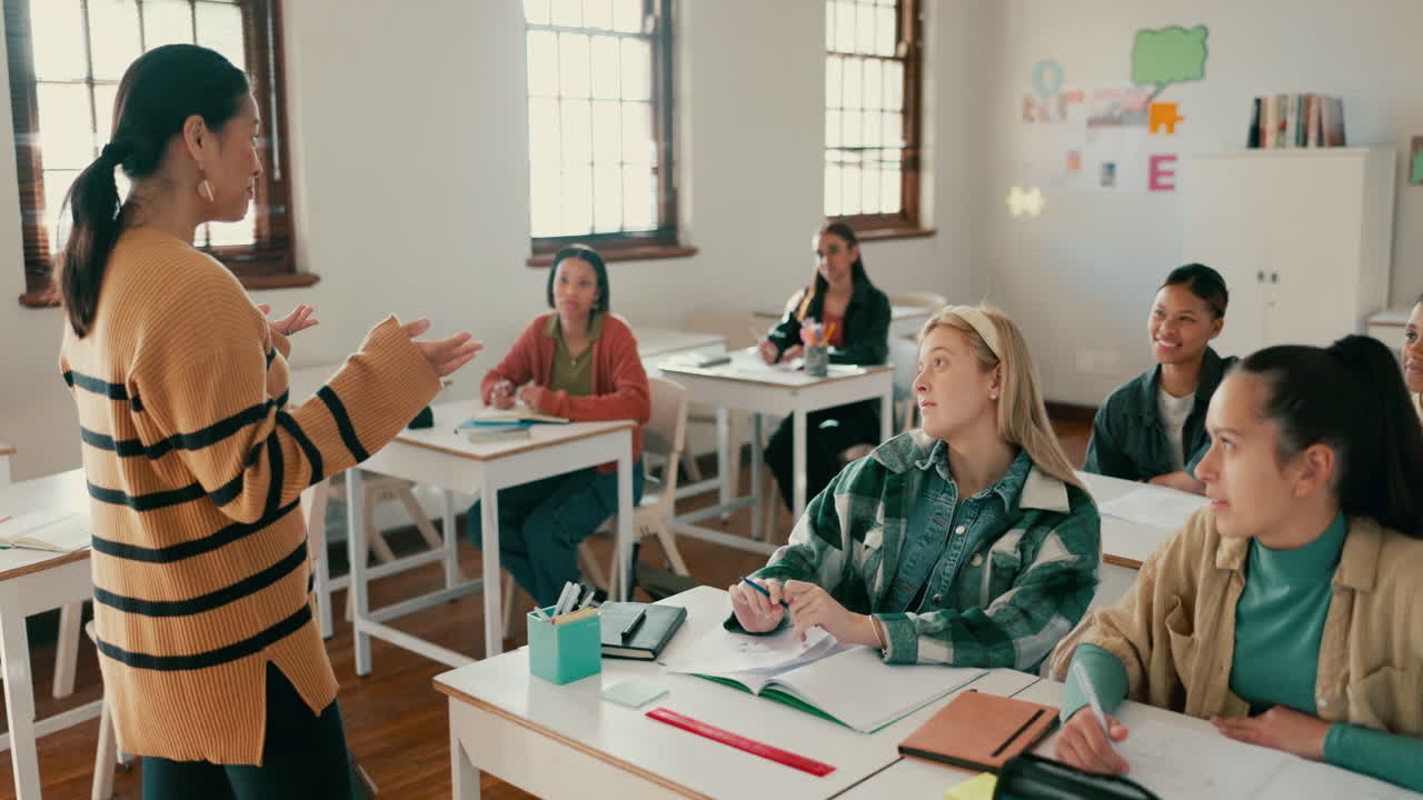 educación, universidad y una maestra en una clase