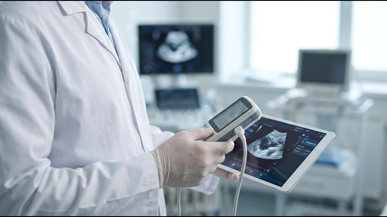 Medico che usa un tablet per le cartelle cliniche in un moderno ufficio clinico, video orizzontale 16:9