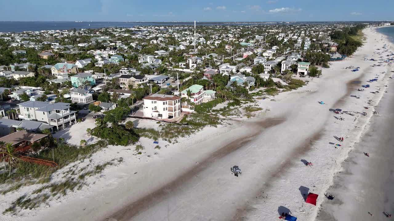Góc nhìn từ trên không cuối đảo Anna Maria hướng về phía nam đến Bãi biển Holmes, Florida và làn nước màu ngọc lam vào cuối một ngày hè