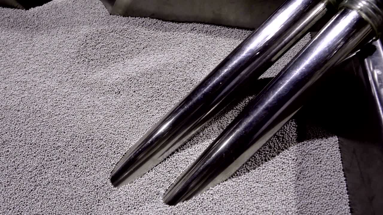 los pellets han sido aspirados de un recipiente para la industria de producción de plásticos