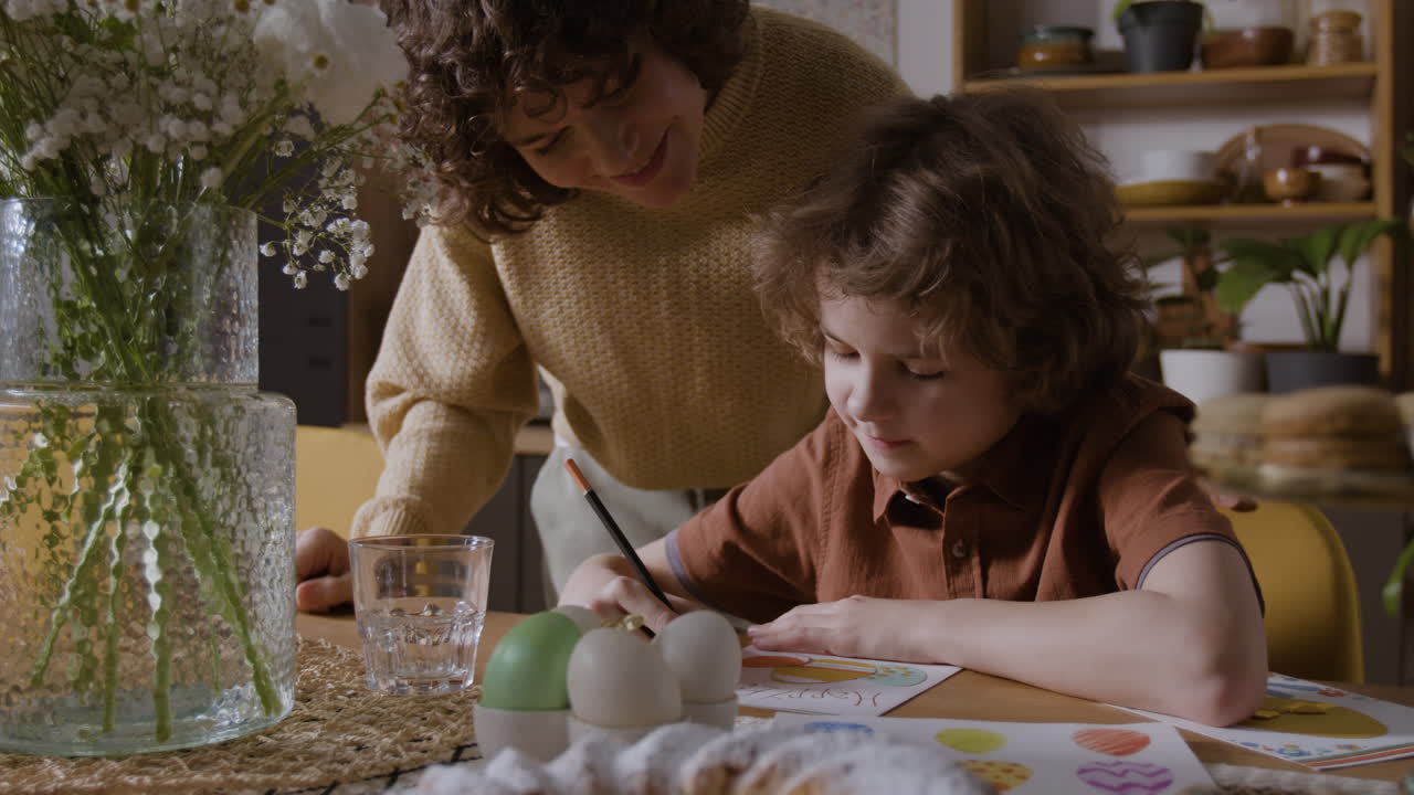 부활절 을 축하 하는 어머니 와 아들