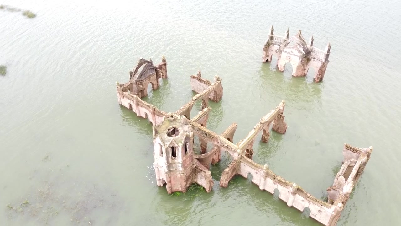 Questo filmato proviene da una località chiamata Shettihalli. È la Chiesa del Rosario e durante il monsone viene sommersa a causa della pioggia
