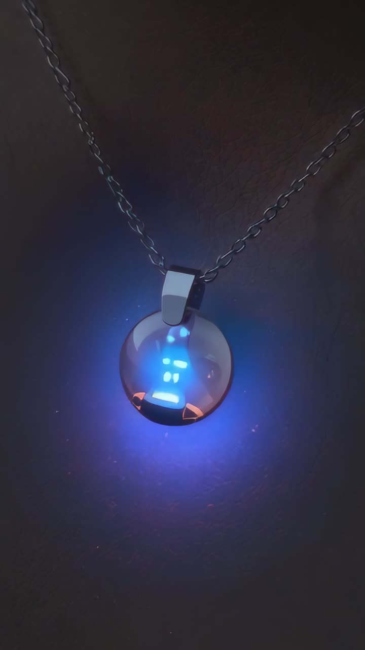 Vídeo vertical: close-up de pingente de vidro vertical em corrente mudando as cores do LED após o ciclo do LED