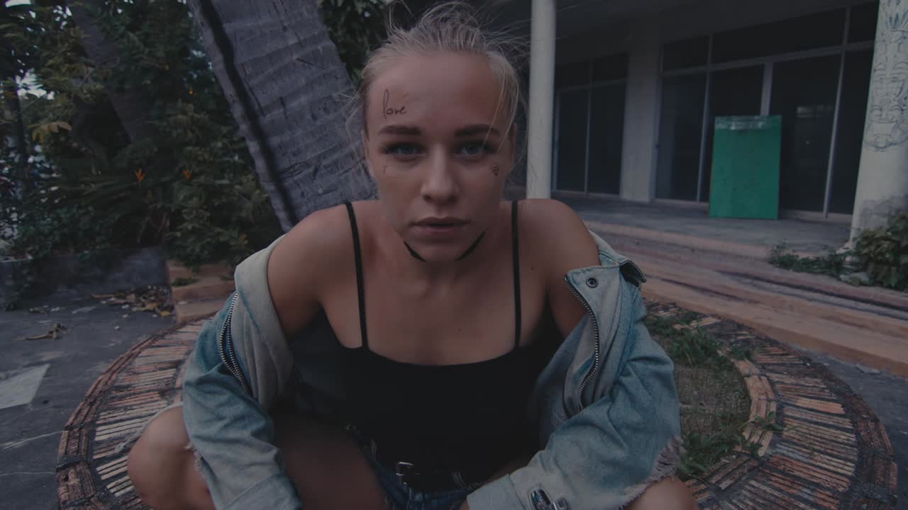 mujer elegante en un entorno urbano