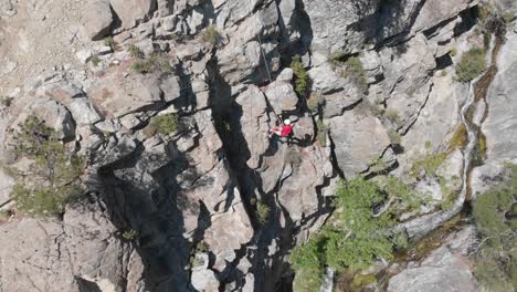 establecimiento de disparos de drones, escalador de aventuras escalando montañas al aire libre