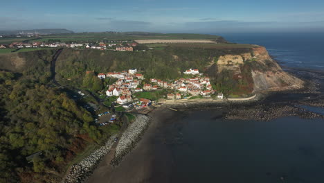 runswick bay village and beach, imágenes aéreas, prores 422, grado ligero noviembre de 2022 - clip 2