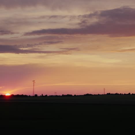 el disco del sol poniente sobre el campo en el campo