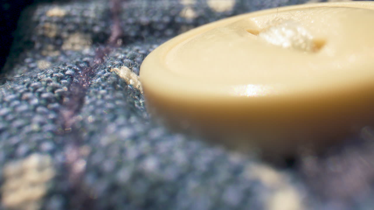 enfoque en rack, primer plano macro en el botón de una camisa azul