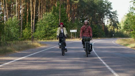 pareja en bicicleta en un camino de campo