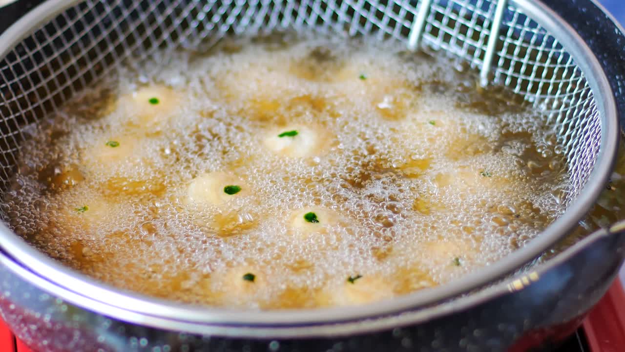 긴 중국 페이스트리 (fried chinese pastry) 를 위한 푸프 페이스터리 (puff pastry) 를 준비합니다.