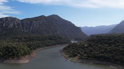 vista aérea del río cedrino serpenteando a través central