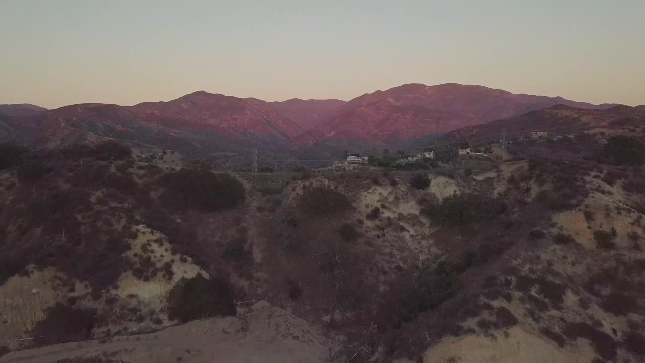 Volando verso montagne viola della California durante il tramonto.