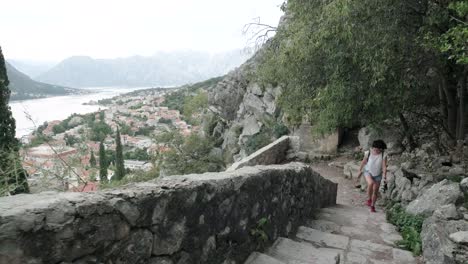 hermosa bahía de kotor en montenegro durante una puesta de sol en los balcanes-1