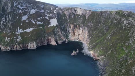 Drone-video-flying-left-to-right-at-Slieve-League,-Ireland-at-sunset