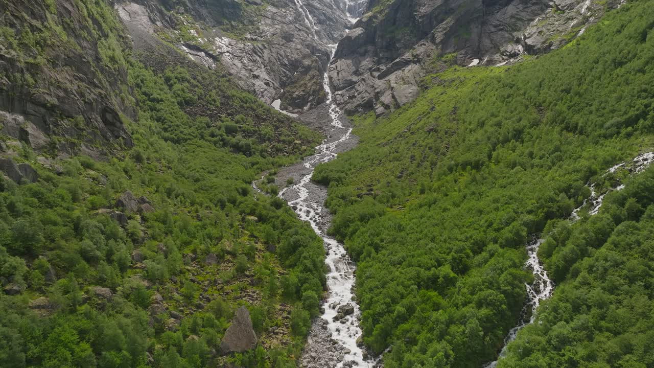 valle verde exuberante con un río que fluye a través del valle del glaciar en jostedalsbreen, noruega