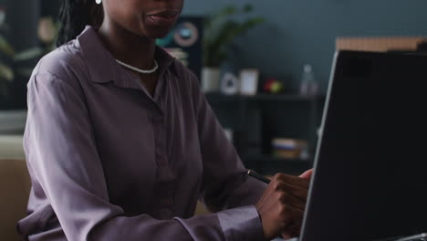 mujer trabajando en una computadora portátil en una oficina