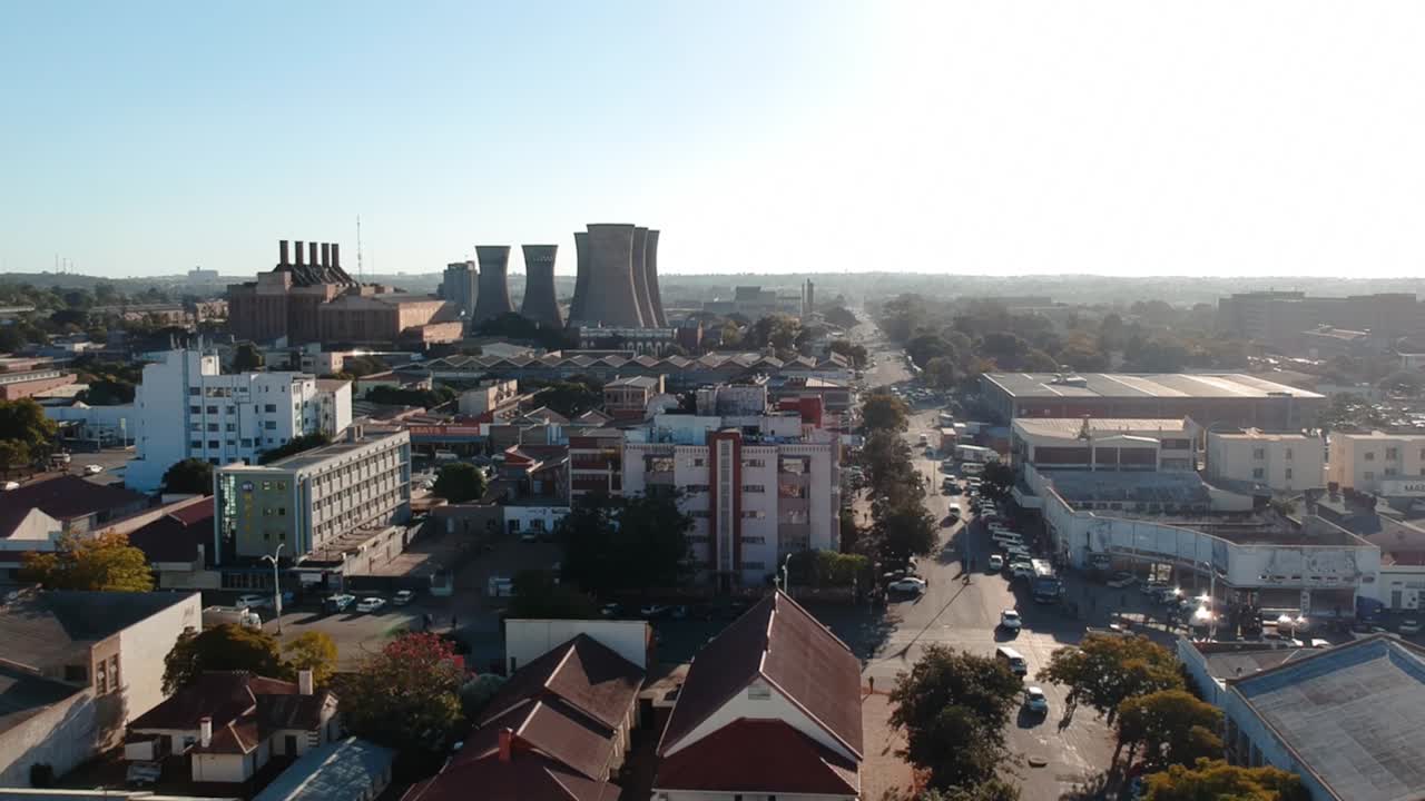 Alaspäin suuntautuva dronekuva vilkkaasta kaupunkialueesta Bulawayossa, Zimbabwessa auringonlaskun aikaan.