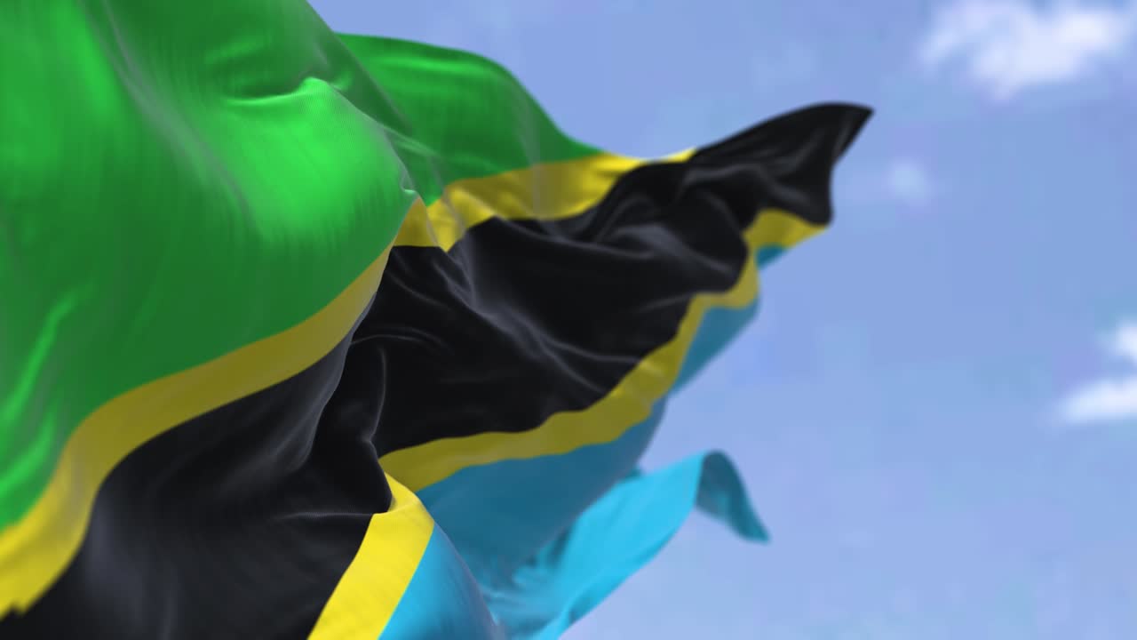 Dettaglio della bandiera nazionale della Tanzania che sventola al vento in una giornata limpida