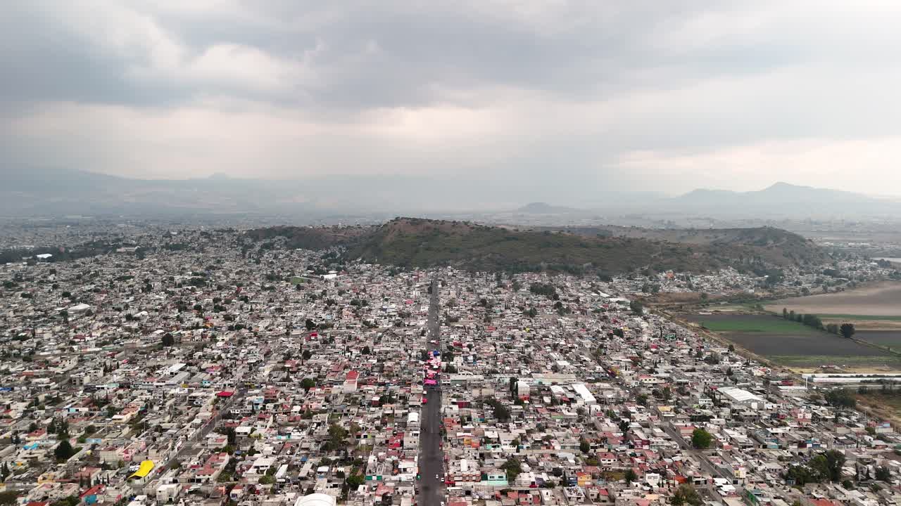 toma aérea en retroceso con dron de la pobreza urbana en Chalco