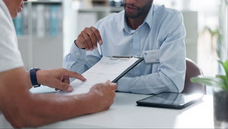 el médico discutiendo formularios médicos con el paciente