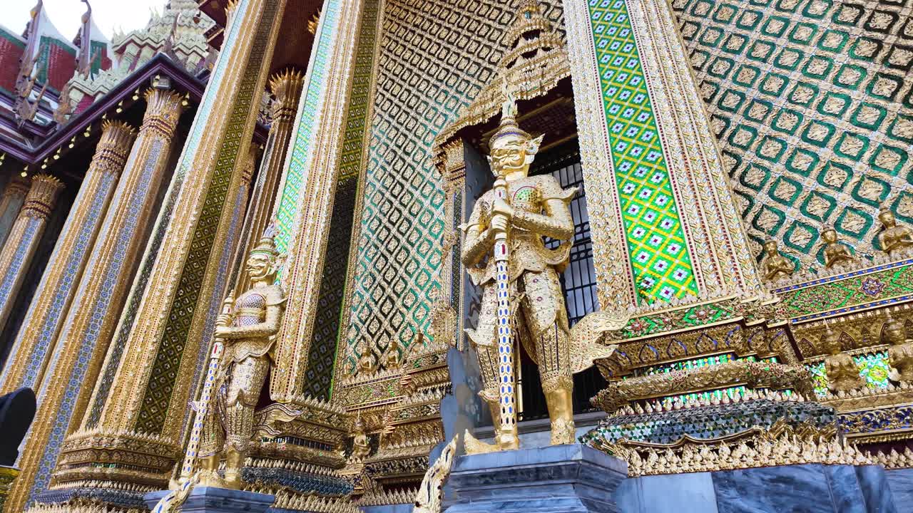 バンコクの金色の華やかな寺院のファサードは、豊かな文化遺産を醸し出しています。