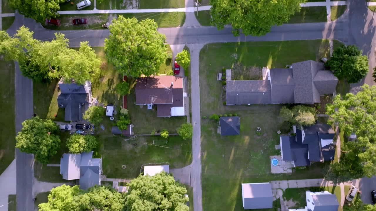 Edmore, Michigan neighborhood homes with drone video overhead