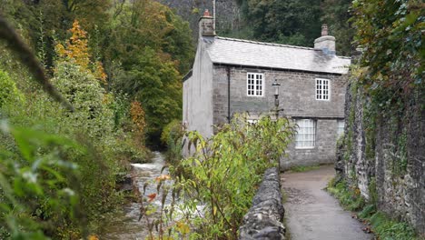 Cute-old-cottage-in-Castleton,-Peak-District