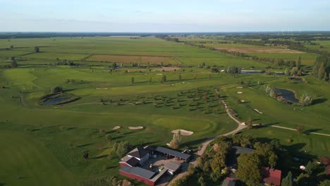 Campo-De-Golf-Panorámico-A-La-Hora-Dorada