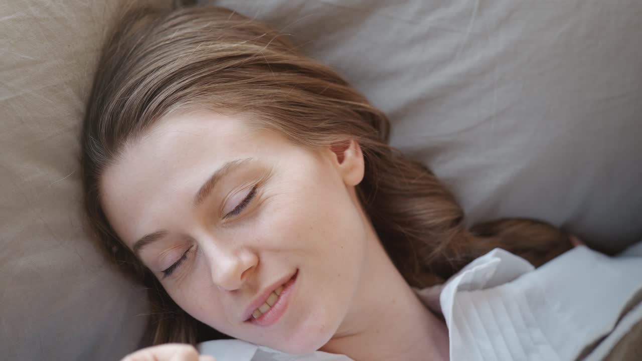 침대에서 자고 있는 여자