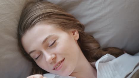 mujer durmiendo en la cama