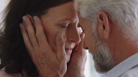 una feliz pareja de ancianos besándose compartiendo una relación romántica disfrutando de un afecto amoroso