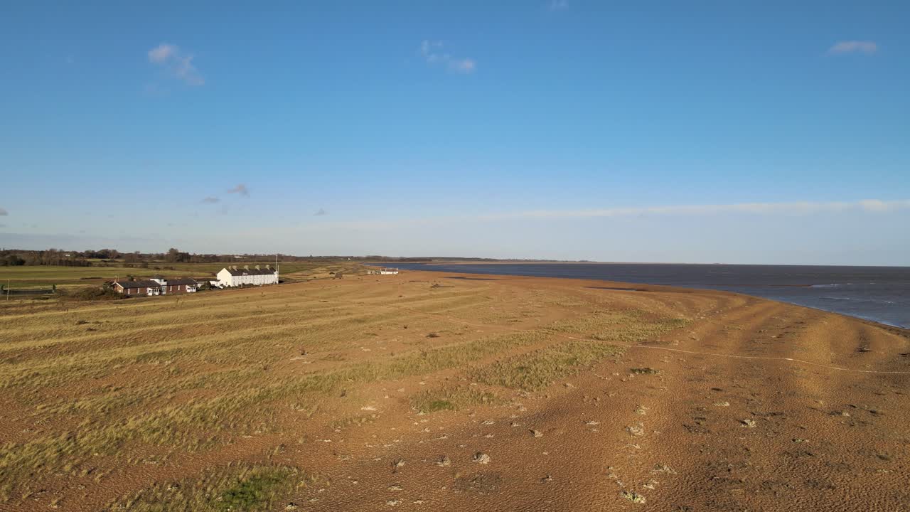 reserva natural vista aérea de drones calle de guijarros suffolk brillante día soleado