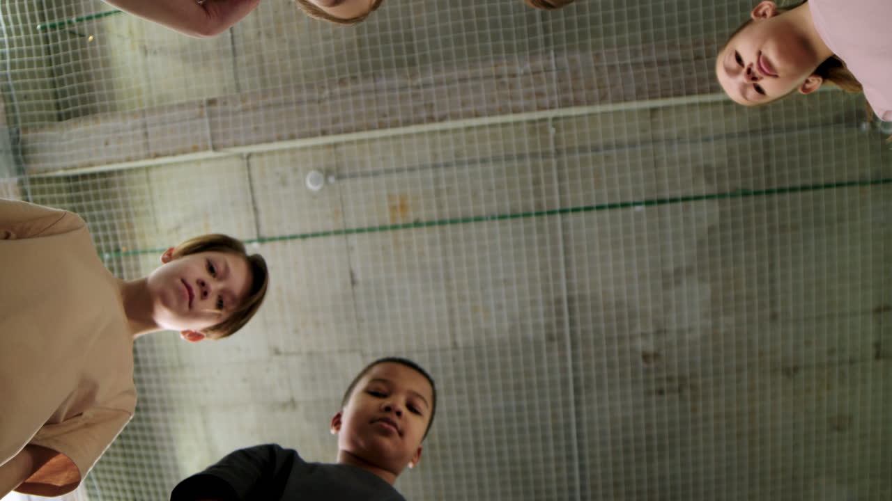 중앙에 손을 고 있는 아이들