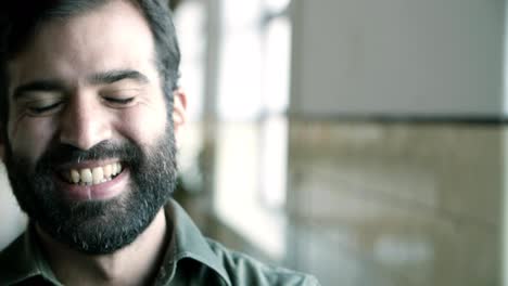 un primer plano de un joven hispano alegre