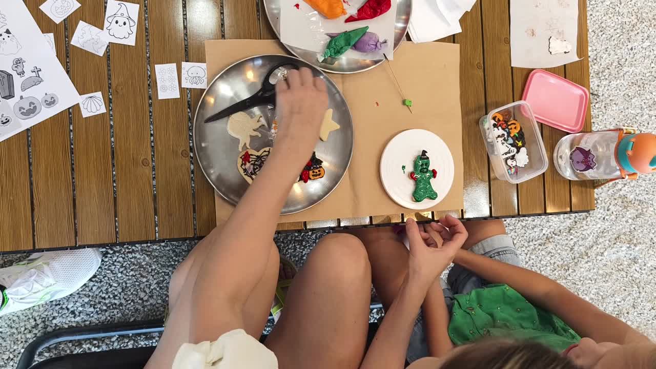 mamá y hijo decorando galletas de halloween