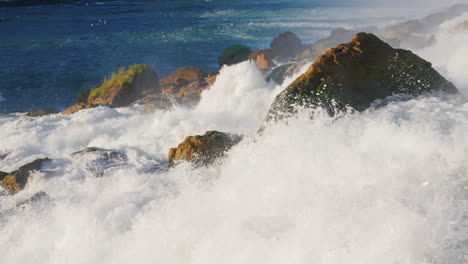 Rocas-Al-Pie-De-Las-Cataratas-Del-Niágara