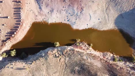 toma aérea recta hacia abajo sobre terreno arenoso y rocoso