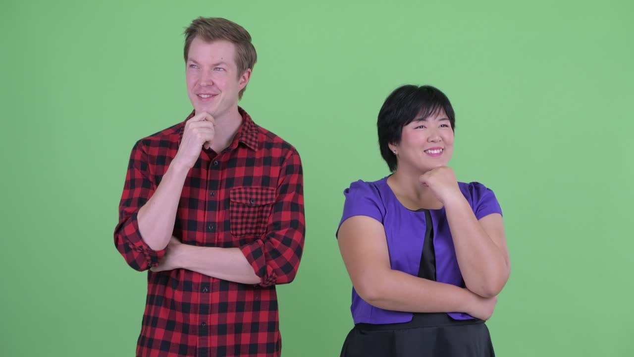 과체중 아시아 여성과 스터 남자가 함께