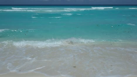 Olas-De-Mar-Turquesa-En-Cancún,-México