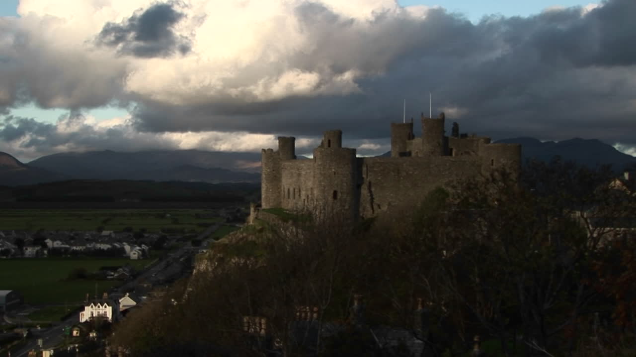un fuerte en irlanda se eleva sobre el campo