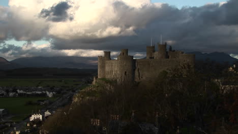 un fuerte en irlanda se eleva sobre el campo