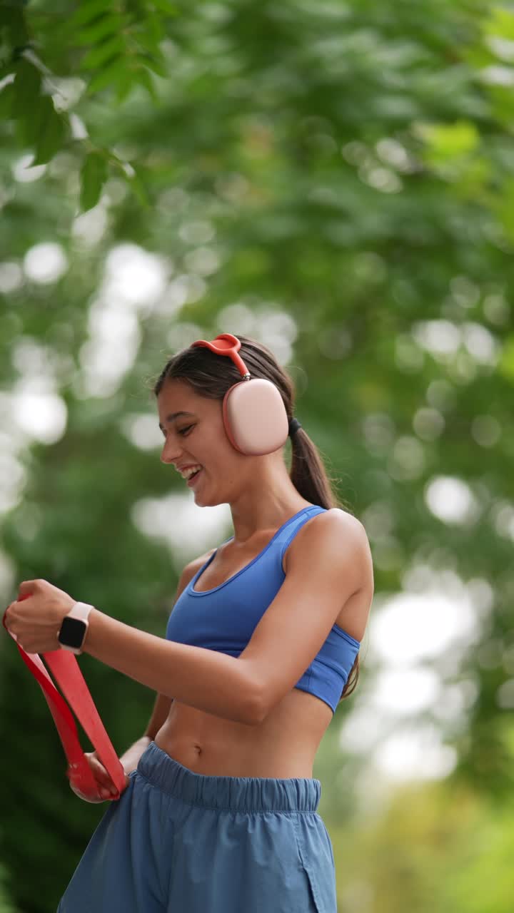 mujer haciendo ejercicio en un parque