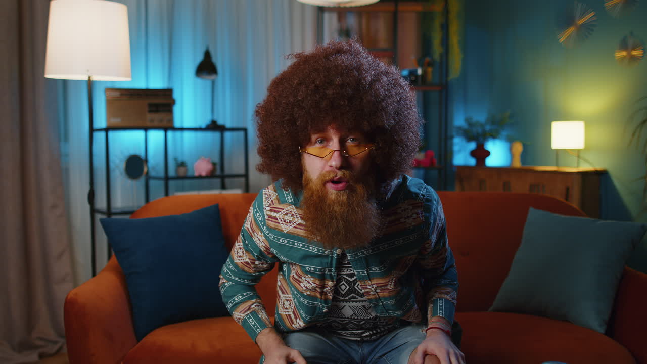 hombre feliz emocionado sorprendido, conmocionado por la repentina victoria, buenas noticias de victoria, celebrando, wow reacción