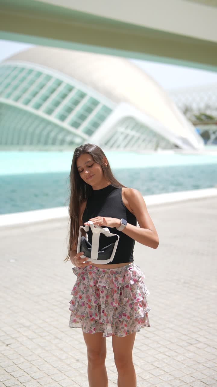 mujer con auriculares vr en el parque de la ciudad