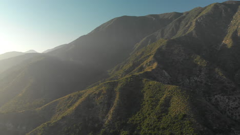 Toma-Aérea-De-Establecimiento-De-La-Montaña-Echo