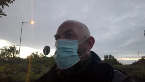 Hombre-En-El-Lugar-De-Trabajo-Con-Uniforme-Y-Mascarilla-Facial-Contra-El-Virus-De-La-Corona-Camina-Bajo-El-árbol