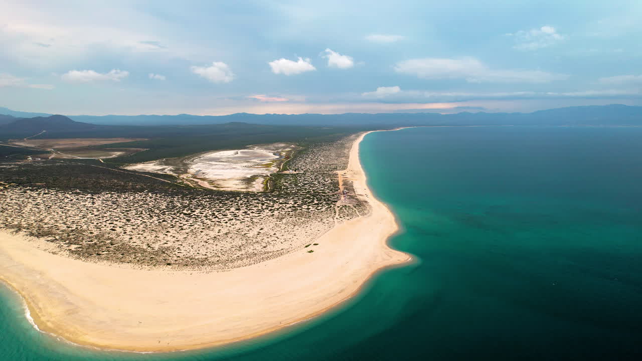 바하 캘리포니아 쉬르 멕시코 해안선 끝의 정면 드론 샷